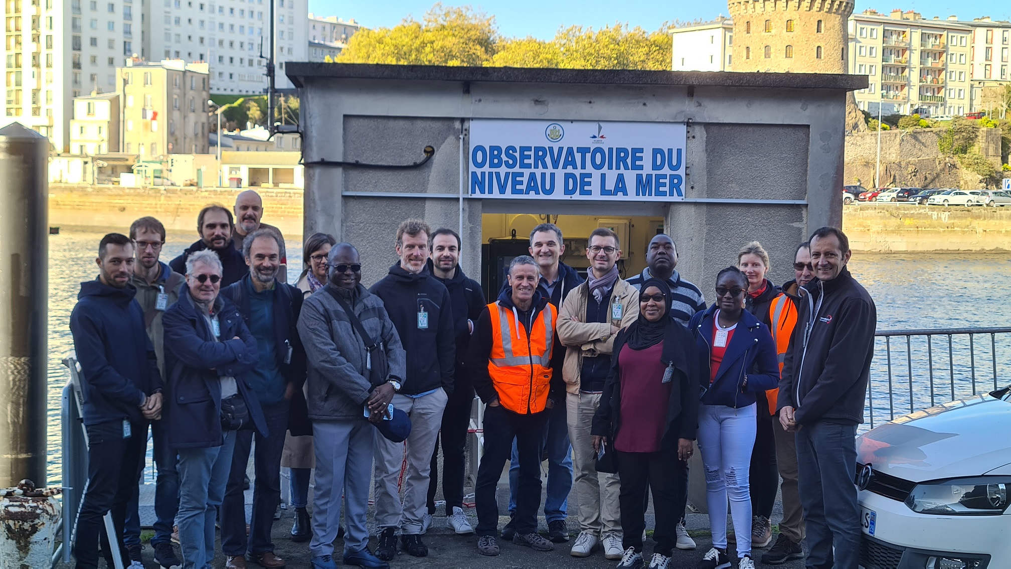 Vue de groupe avec l'observatoire marégraphique de Brest - Crédits Shom, 22 octobre 2022