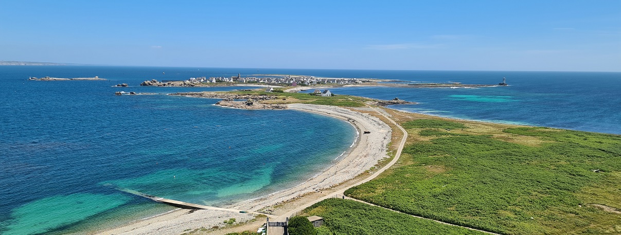 Vue de l'île de Sein depuis le grand phare (Crédits Shom, 13 juin 2022)