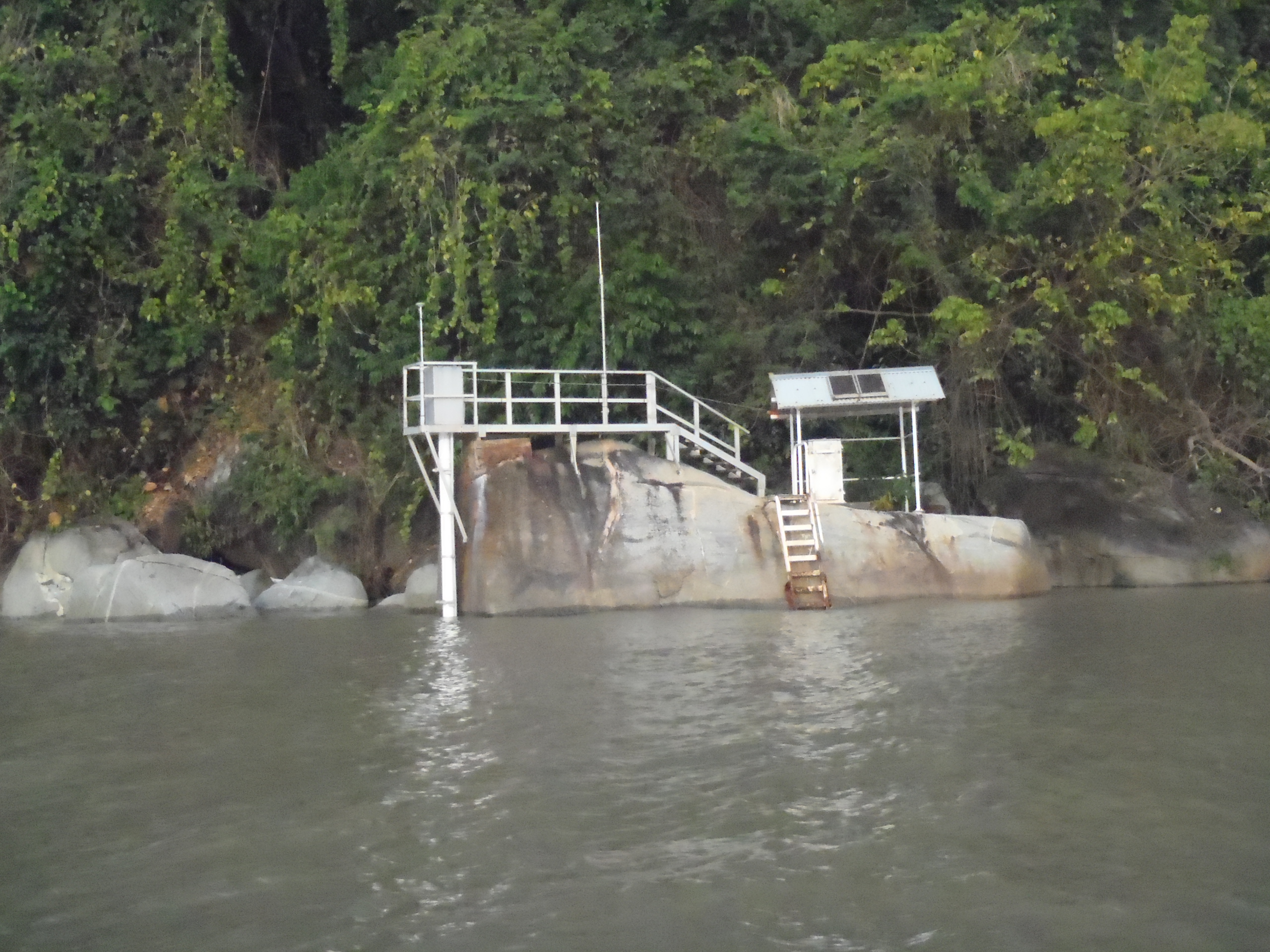 Station Ilet la Mère au bord du fleuve
