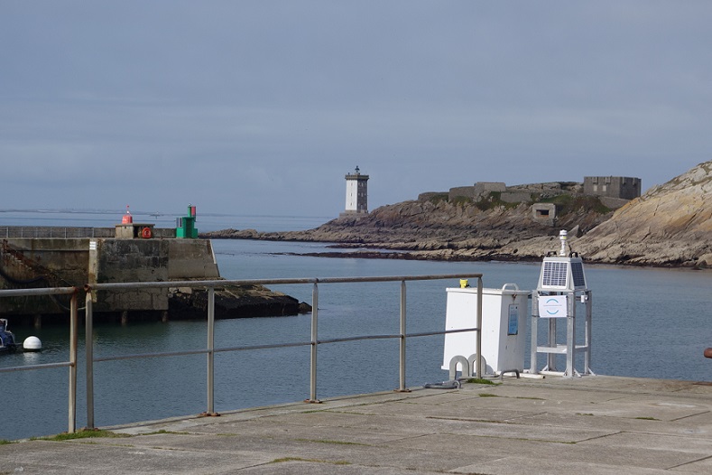 port du Conquet dans lequel on voit le marégraphe RONIM et EPONIM à côté