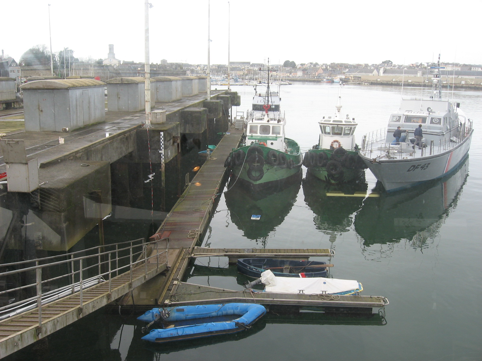 vue du port avec capteur et echelle de maree