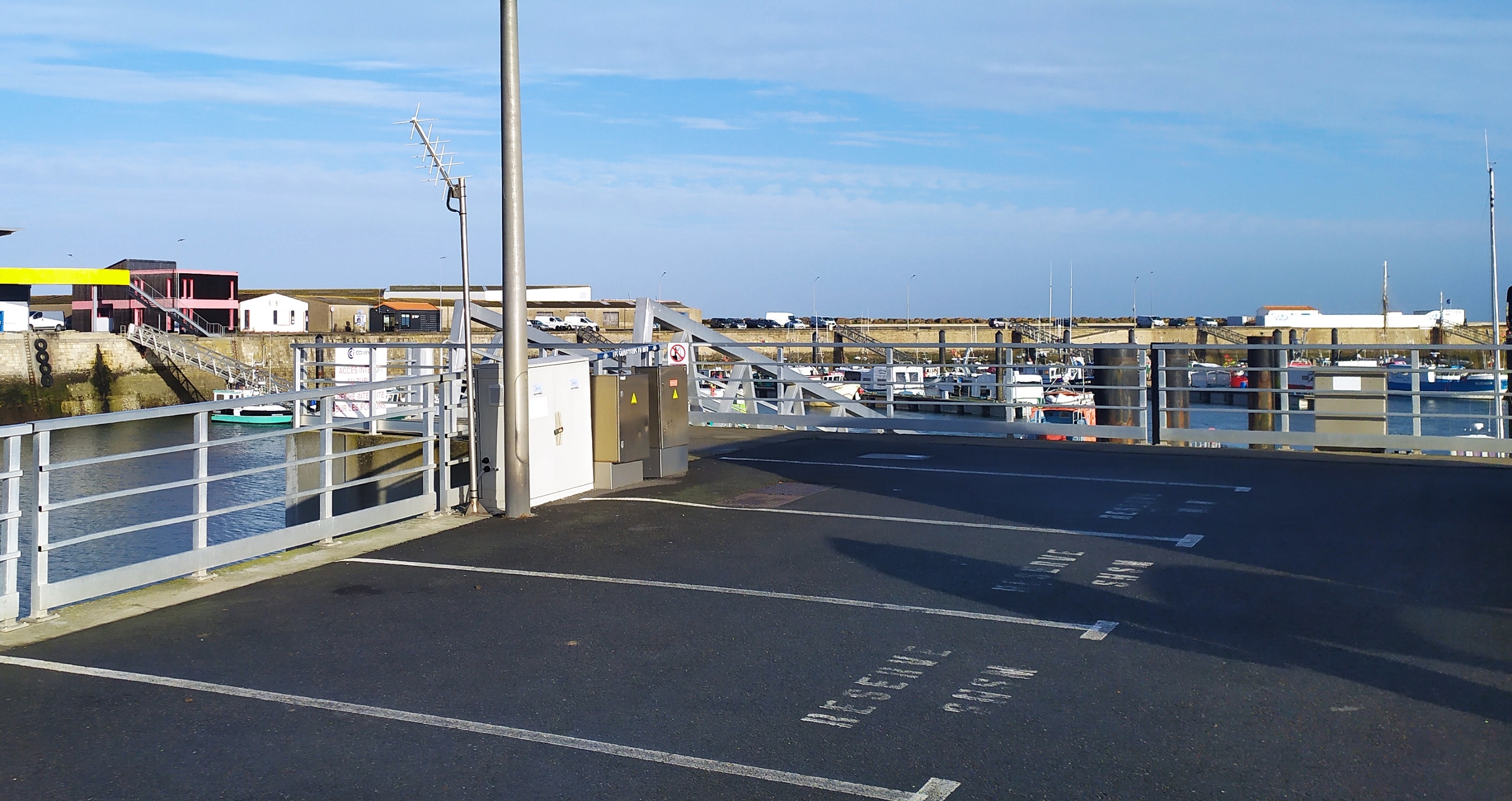 vue du port avec antenne et armoire éléctrique à gauche, boitier capteur à droite