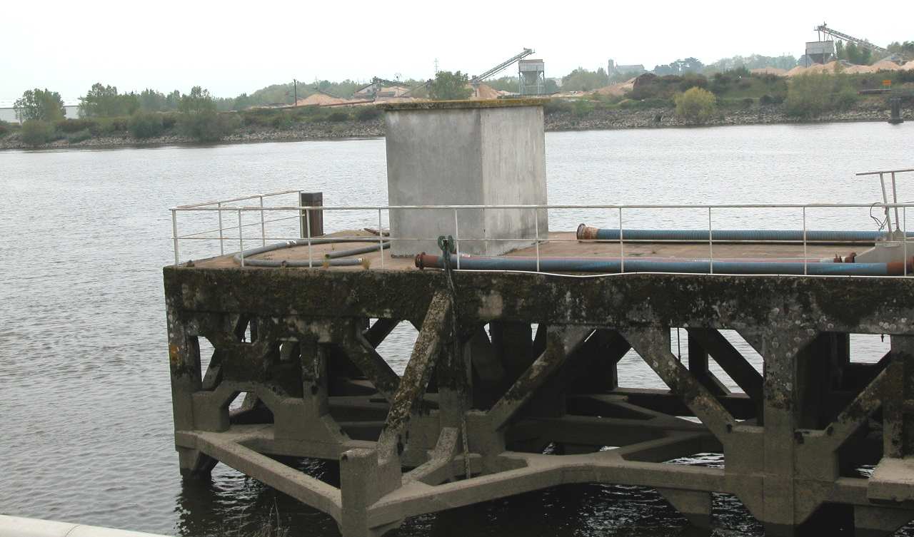 Local maregraphe sur un ponton du quai petrolier