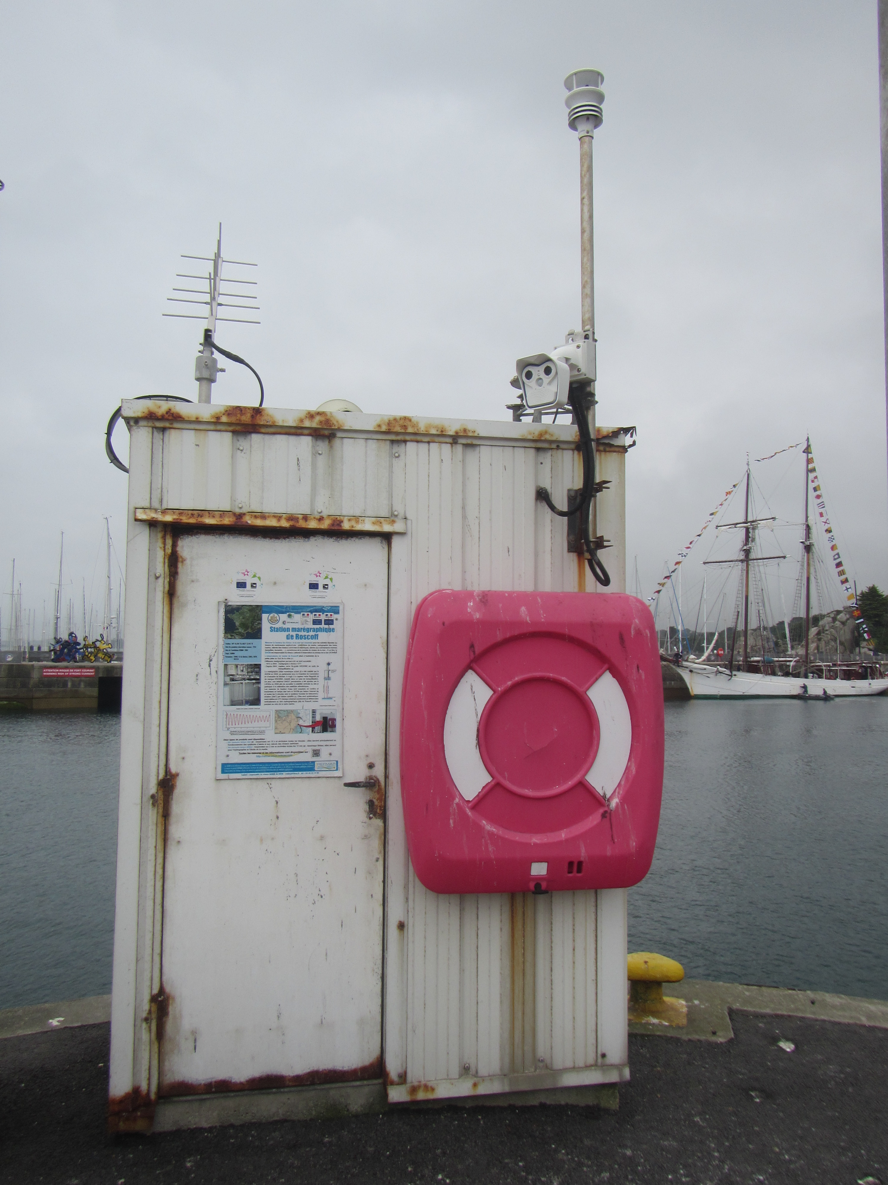 local avec capteurs et antennes