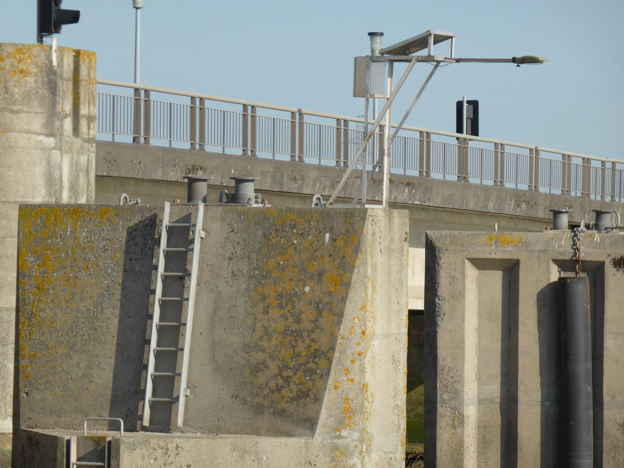 Pont avec capteur sur un pilier