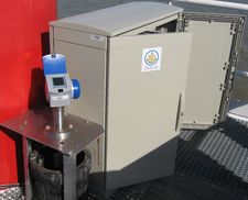 capteur radar installé à côté d'une armoire électrique