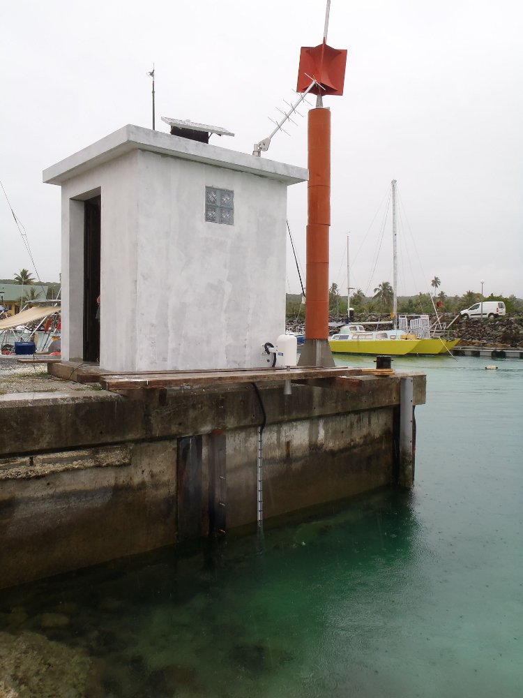 Abris du marégraphe avec capteur radar et passage de câble vers le capteur de pression