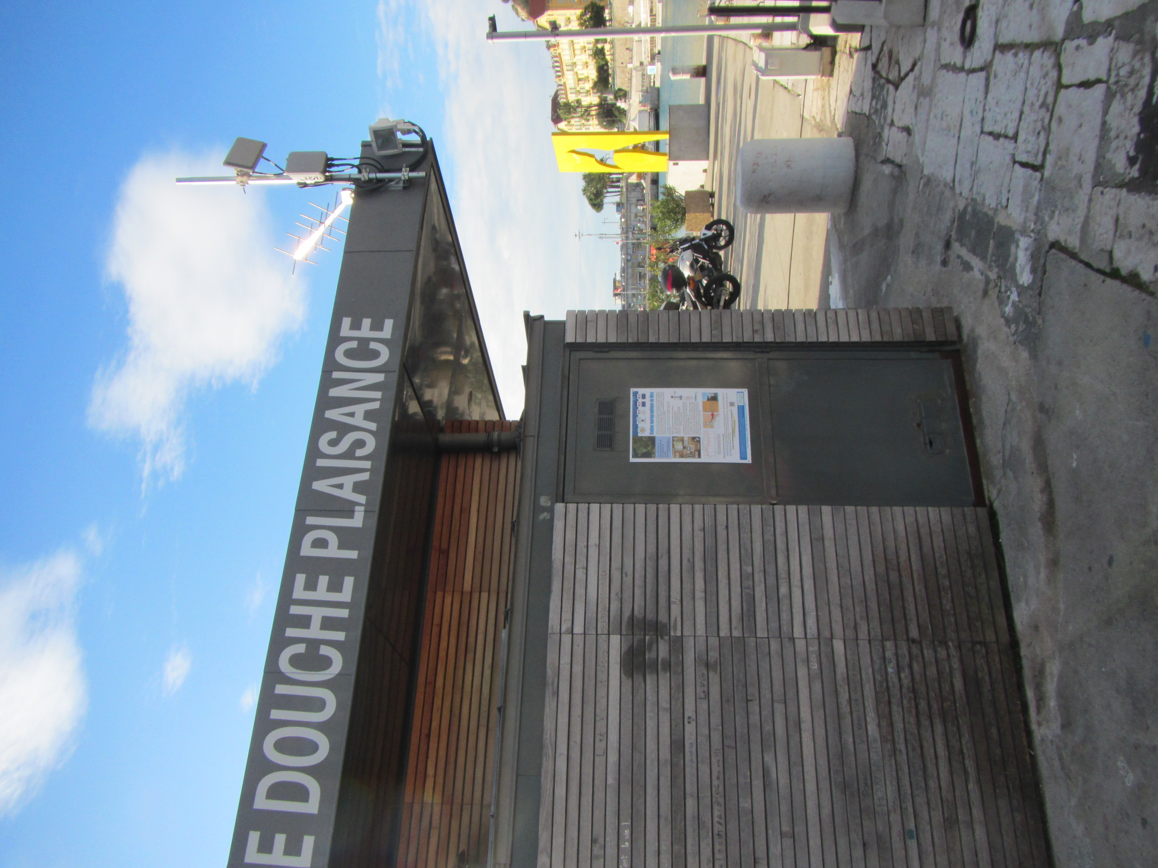 Local dans le port où est installé le capteur avec antennes sur le toit