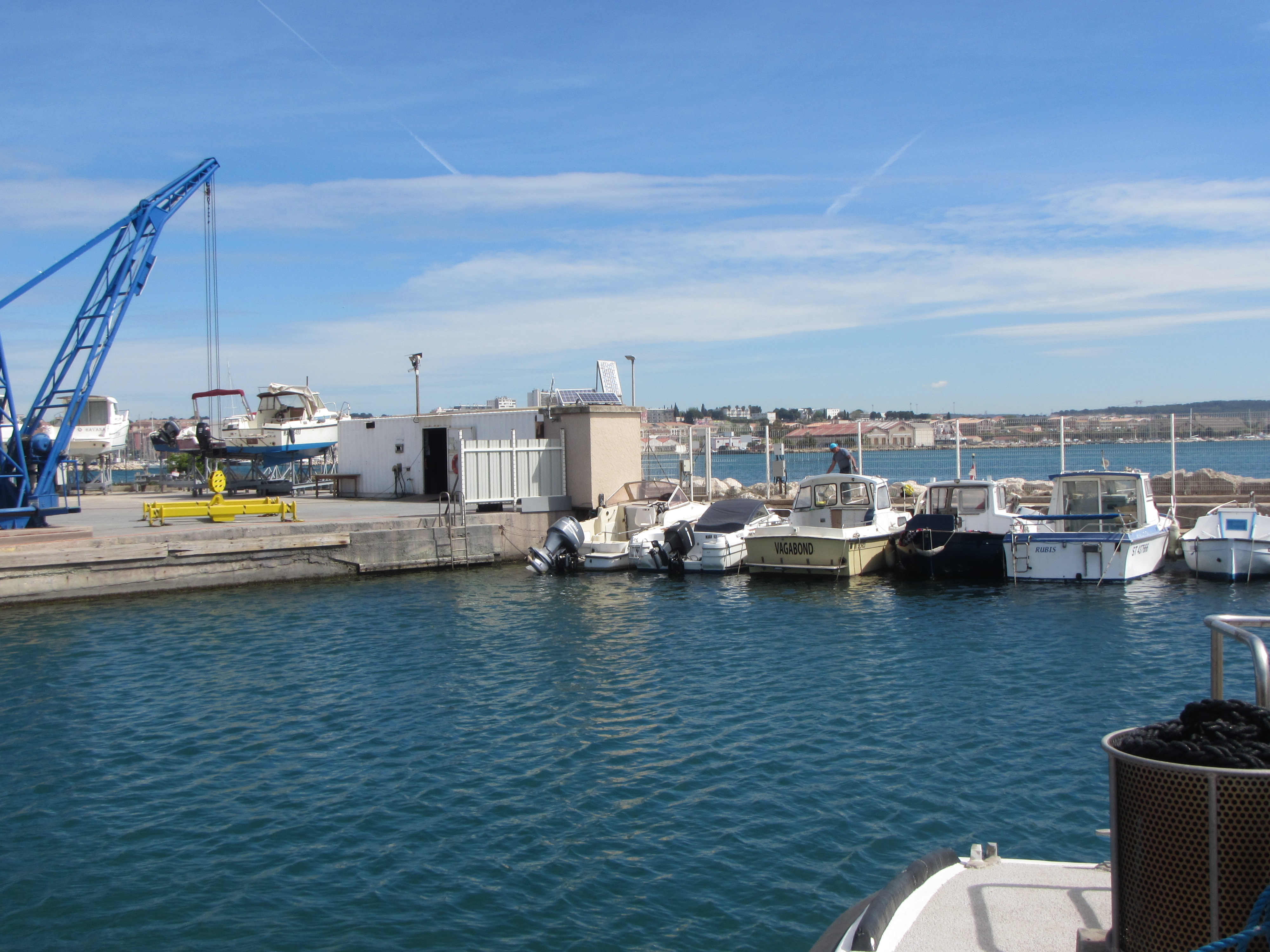 Installation de l'observatoire marégraphique RONIM de Port de Bouc (Crédits Shom - IES, avril 2024)