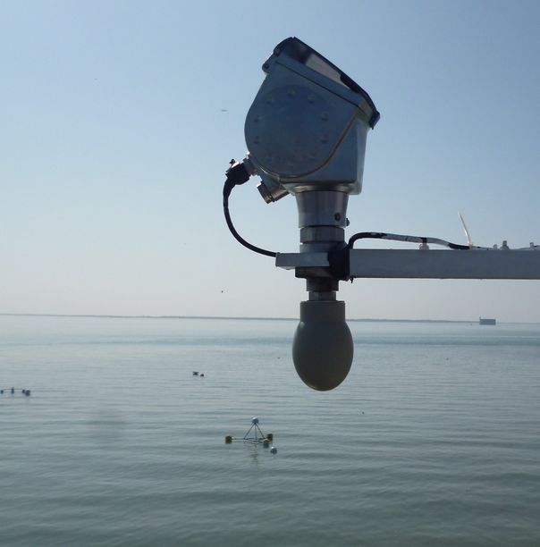 Déploiement de 3 bouées GNSS françaises lors de la campagne multi-appareils organisée par LIENSs à l'observatoire marégraphiqueRONIM d'AIX