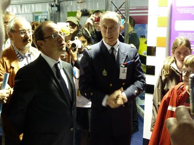 Le président de la République devant le stand marégraphie écoutant les explications fournies par le directeur général du SHOM (Crédits SHOM - Nicolas Pouvreau)