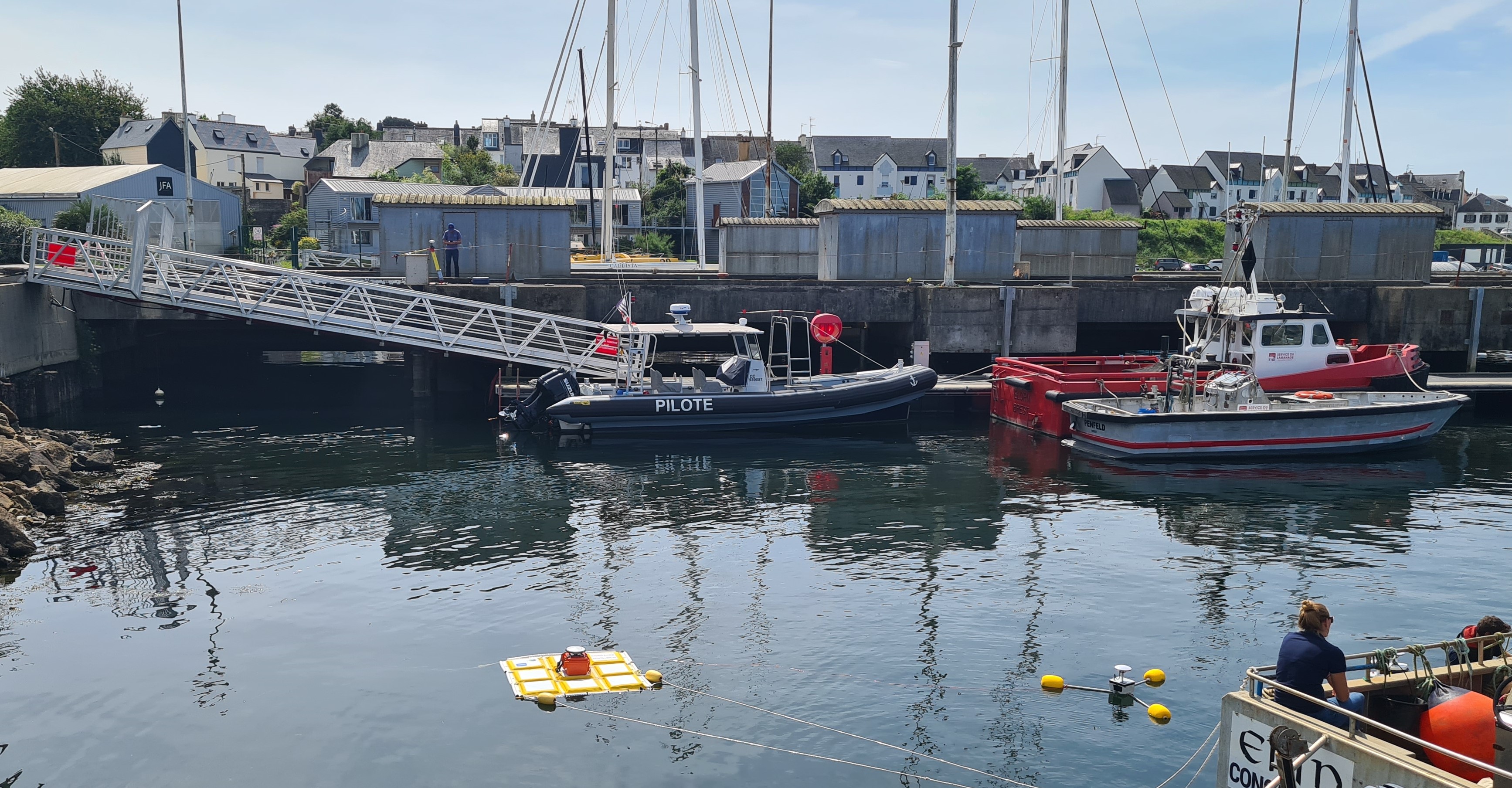 Observatoire marégraphique de Concarneau avec des bouées GNSS. Campagne SONEL (Crédits Shom, N. Pouvreau, août 2024)