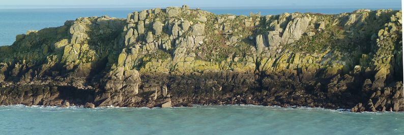 Îlot à proximité de Saint-Malo avec les traces de différents niveaux de la mer (Crédit SHOM 2012)