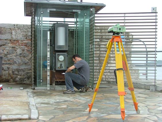 Nivellement des repères de nivellement de l'observatoire marégraphique de Socos - Saint-Jean de Luz (Crédit SHOM, juillet 2004)
