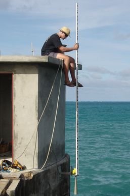 Nivellement du marégraphe radar de l'observatoire de Tubuai (Crédits SHOM, GHO 2008)