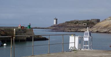 port du Conquet dans lequel on voit le marégraphe RONIM et EPONIM à côté