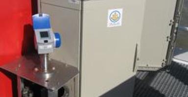 capteur radar installé à côté d'une armoire électrique