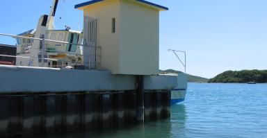 Local marégraphe avec un puit au bord du quai