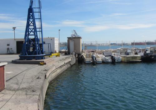 Local maregraphe dans un coin du port