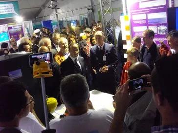 Affluence devant le stand marégraphique (Crédits SHOM, Stéphanie Desmare)