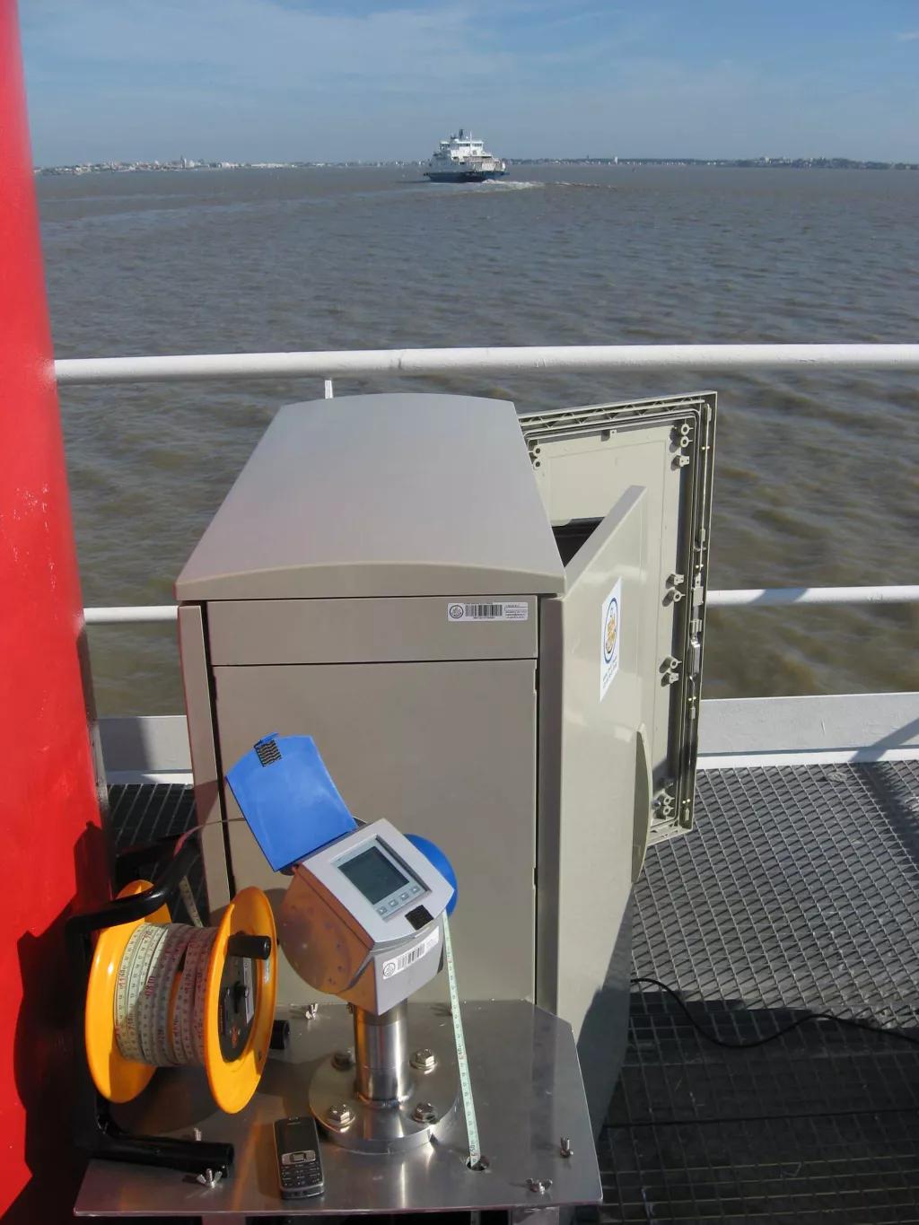 Sonde lumineuse à côté du capteur de Port-Bloc