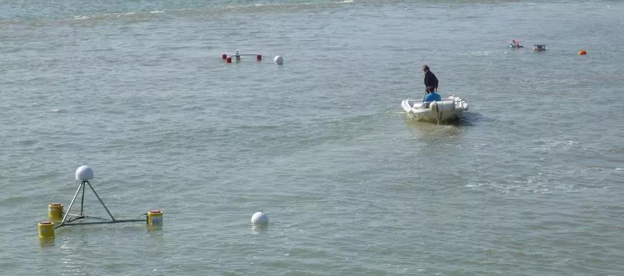 bouées en mer pendant des essais
