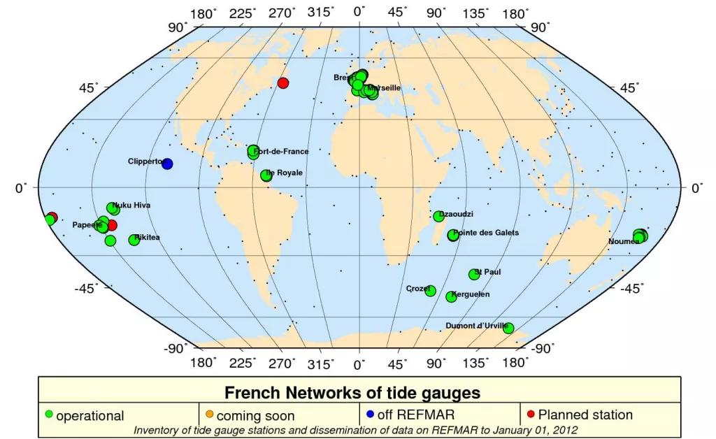 Répartition des stations marégraphiques françaises (points colorés) et des stations appartenant au réseau GLOSS (point noirs pour les stations étrangères et stations nommées pour les observatoires français)